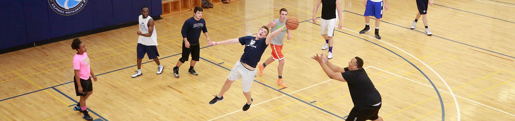 学生们在HRC一起打篮球